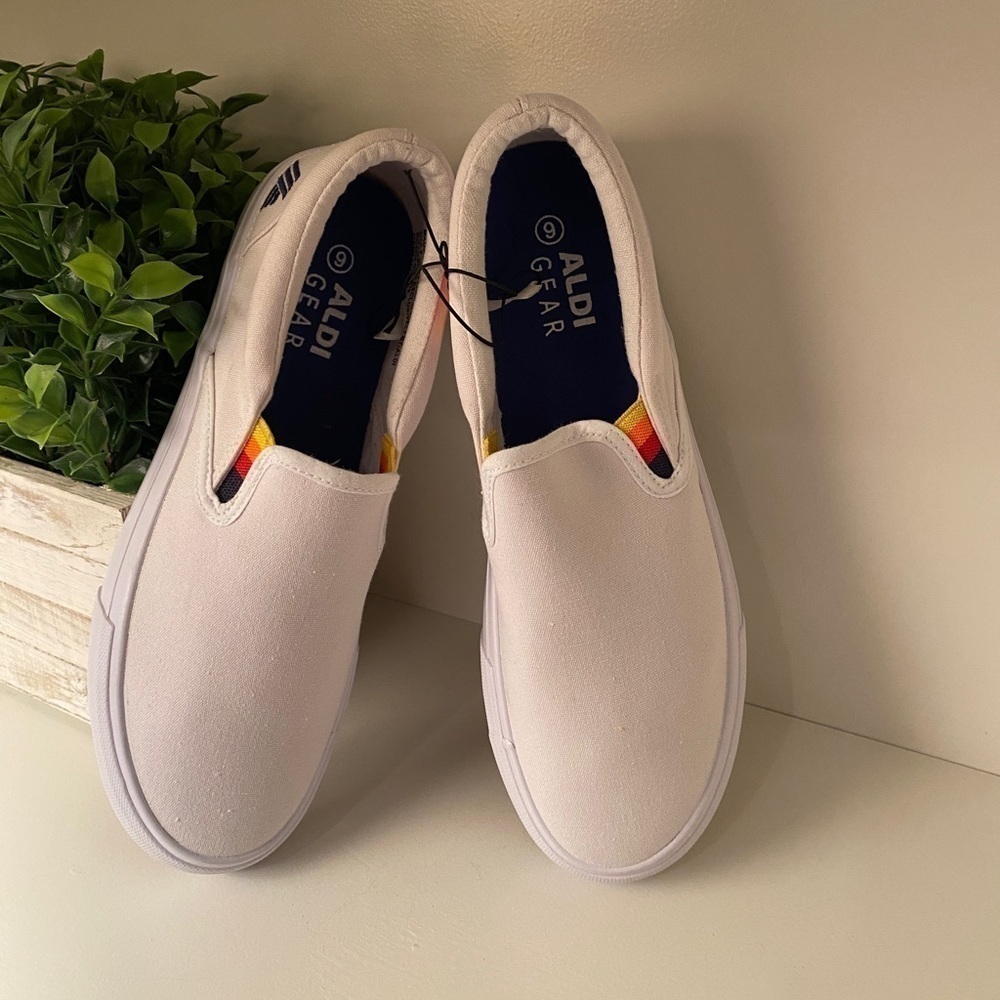 Aldi Gear White Canvas Ladies Slip-On Shoe Flats Size 9 Aldi Logo Fall 2023